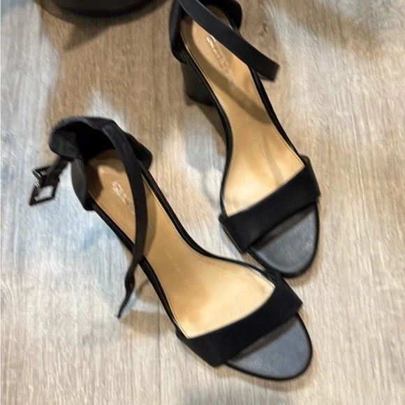 Black Classic Ankle Strap Chunky Gianna Bini Heels - Picture 3 of 9